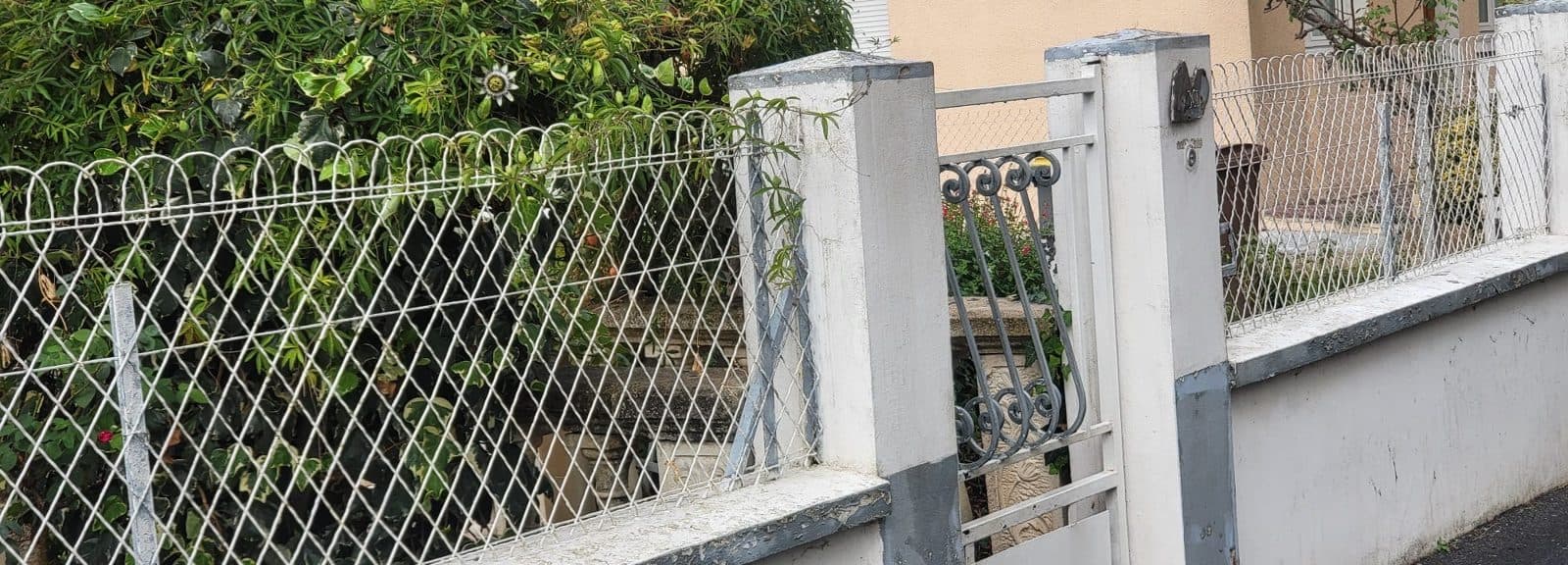 Portail et grillage défraîchis avant travaux