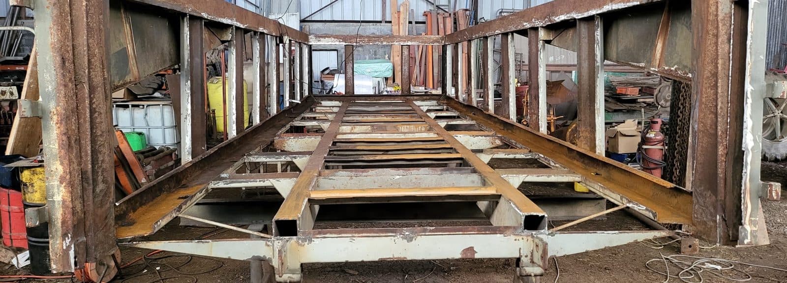 Structure de la remorque mise à nu pendant la restauration
